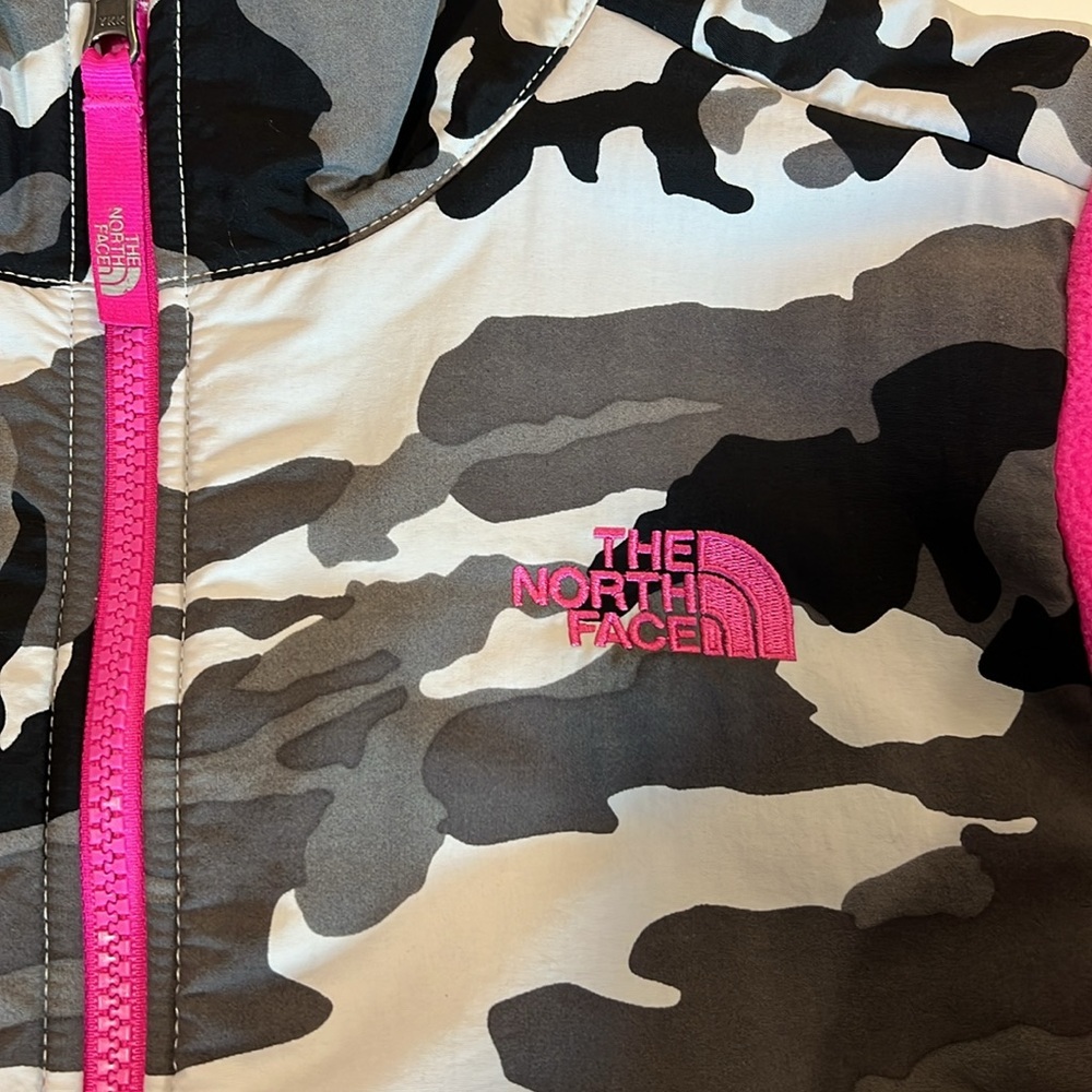 The north face - girls xl, ladies small neon pink fleece/camo - Picture 4 of 9